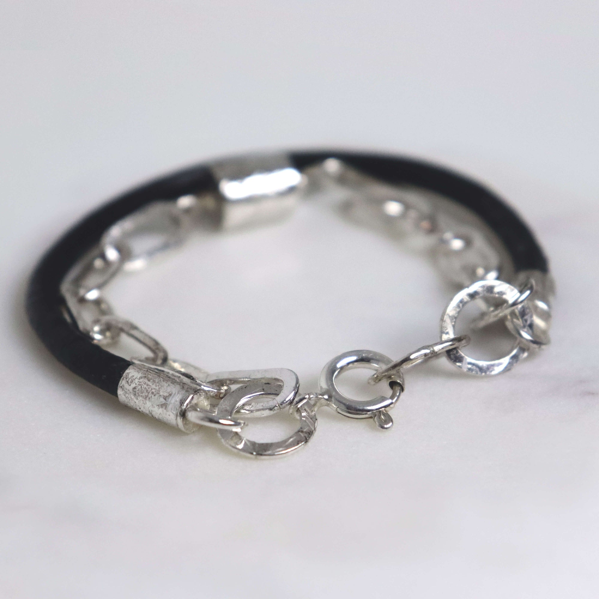 Minimalist silver and leather bracelet – 925 links and clasp