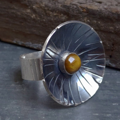 modern silver flowerring, made of 925 oxidised silver, abstract design, elegant, handcrafted by roff