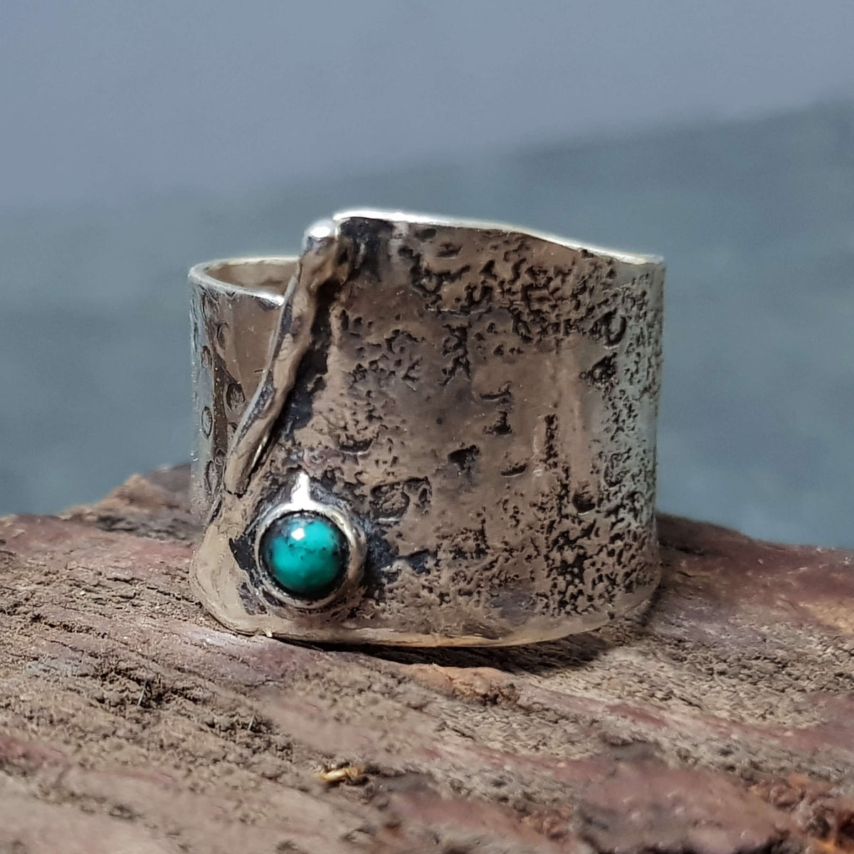 Silver wide thumb ring with turquoise stone, hammered texture, oxidized silver ring, roff jewellery
