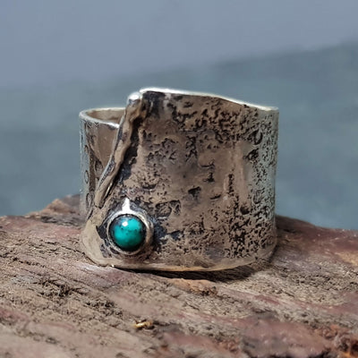 Silver wide thumb ring with turquoise stone, hammered texture, oxidized silver ring, roff jewellery