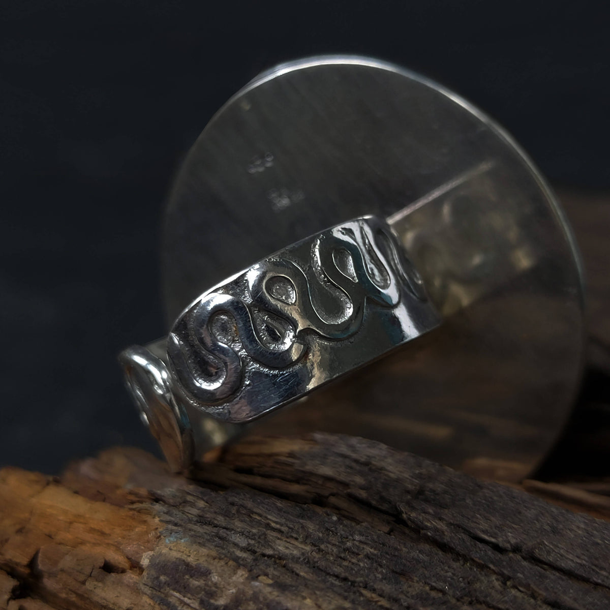 wavy lines and textures copying the pattern of the gemstone, adjustable ring, handmade by roff