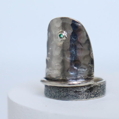 size 7 ring for her, silver ring with emerald, hammered texture, oxidized,handmade by roff jewellery