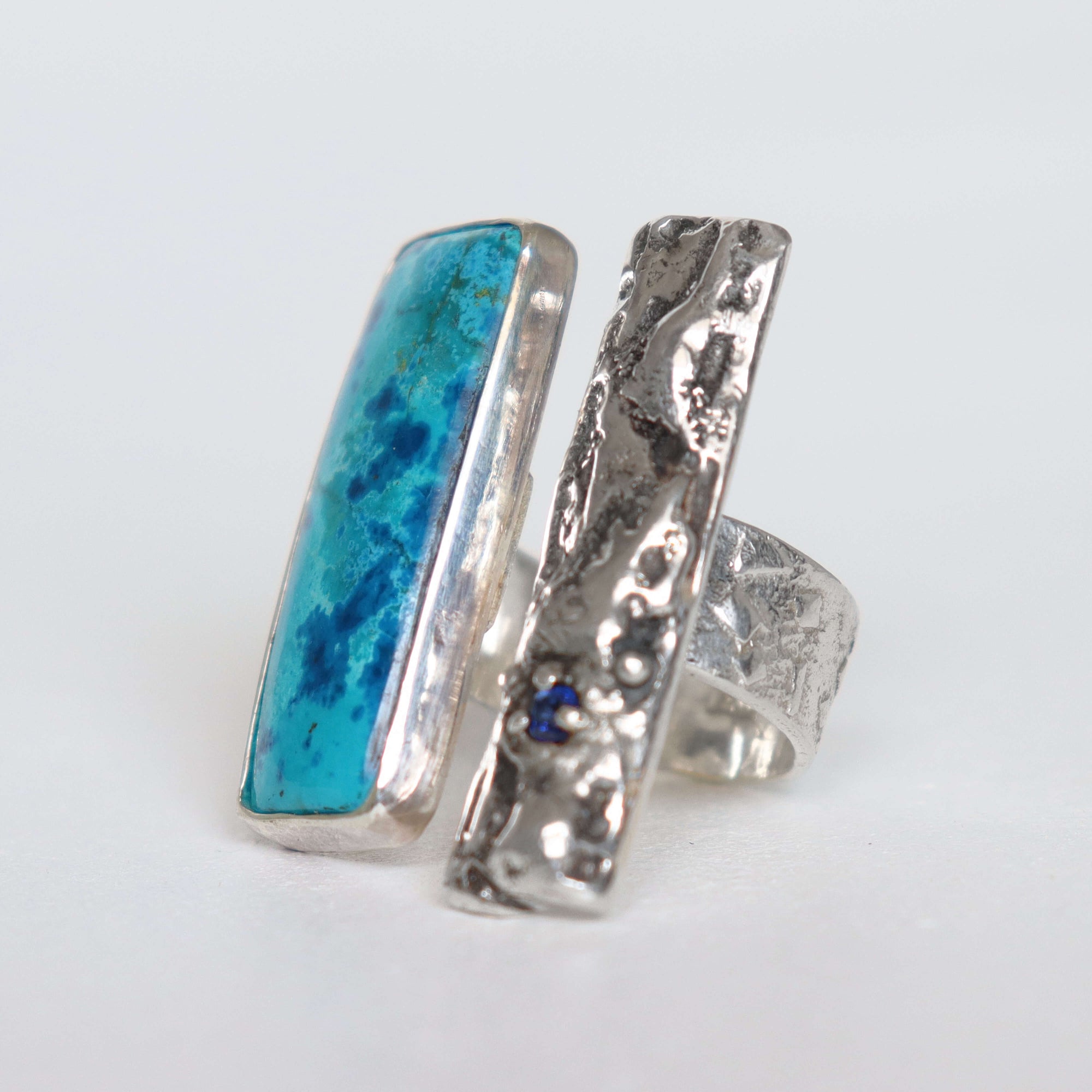 rough silver ring with azurite and kyanite. handmade ring with gemstones by roff jewellery